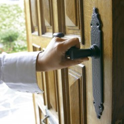 Ajtókilincs díszes cilinder lyukas 55 mm